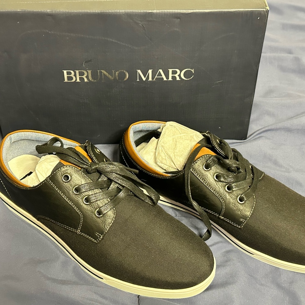 Bruno Marc Black Low-Top Sneakers with Lace-Up Closure